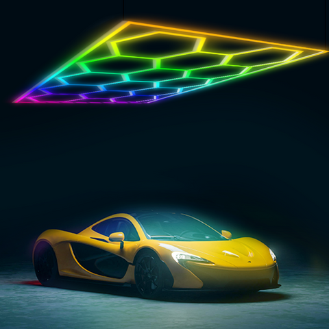 Panou LED HoneyComb RGB 580 W montat pe tavan într-un showroom auto
